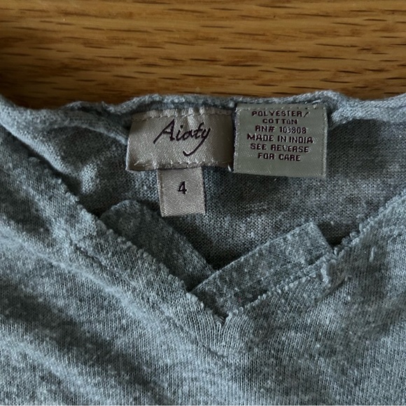 Aiaty brand size 4 gray ombré tissue v-neck tee - Picture 2 of 2